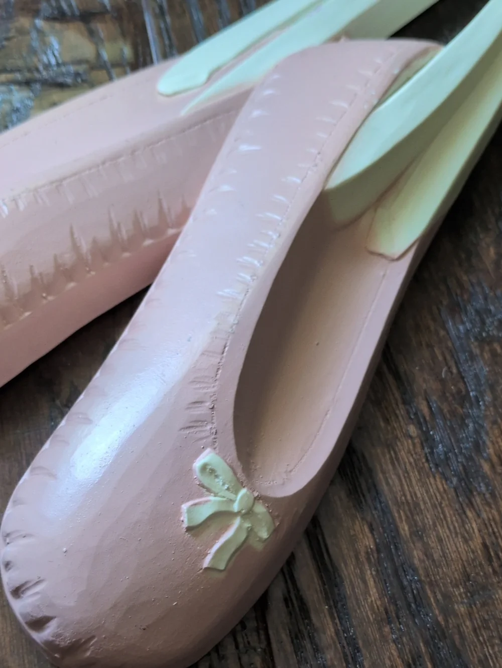 HOMCO I Vintage Pink Pointe Ballet Slippers Shoes Wall Hanging Ballerina Decor